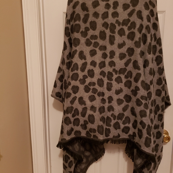 NWOT! ULTIMATE SOFT Animal Print Wrap - Picture 6 of 8
